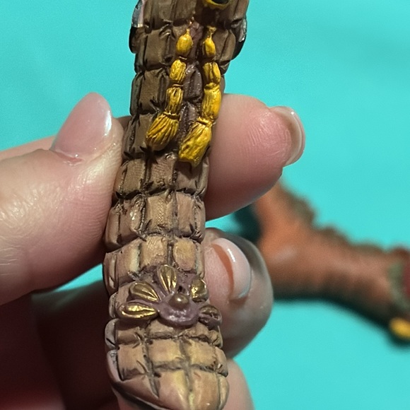 Set of 6 adorable vintage miniature womens’ porcelain or resin (?) boots - Picture 7 of 13